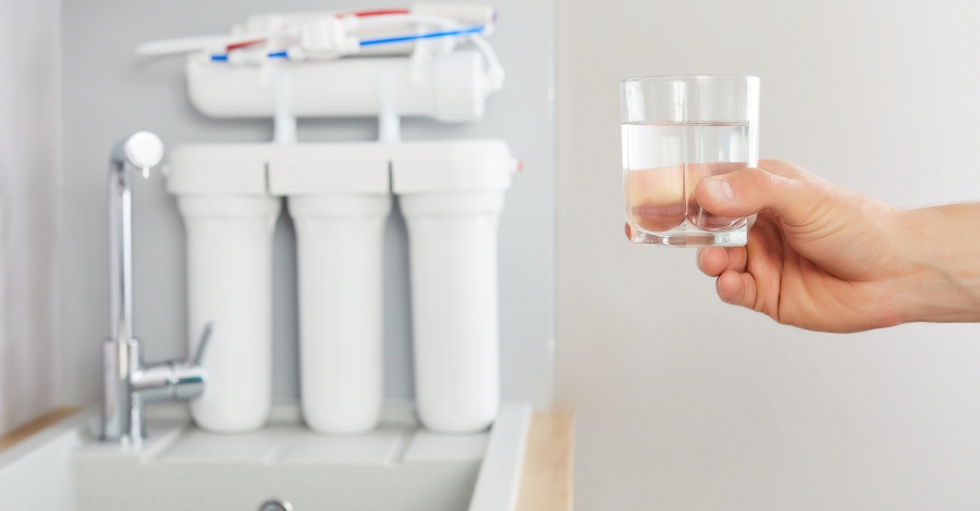 Dlaczego warto filtrować wodę? Korzyści z filtrowania wody