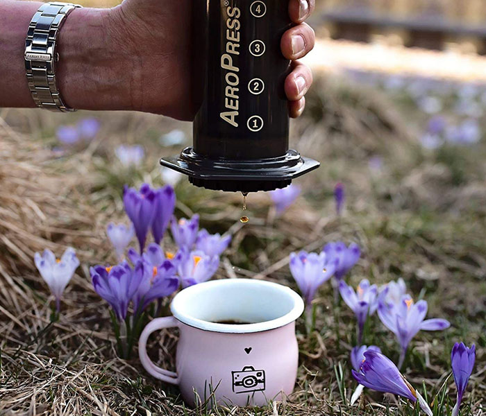 2. Przcisnij wodę i kawę za pomocą aeropressu