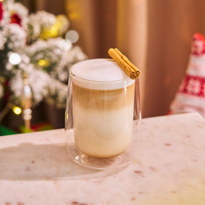 Pumpkin Spice Latte z mleczną pianką i karmelową dekoracją