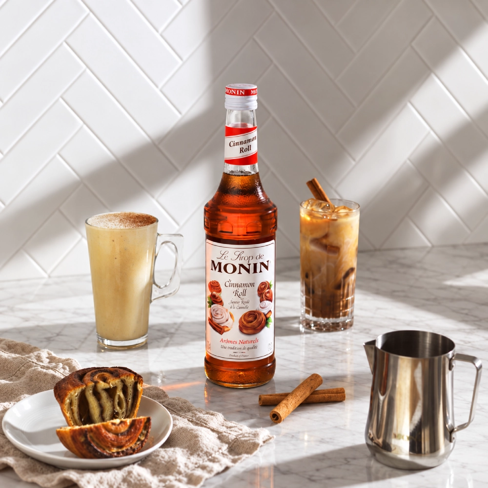 Cinnamon Roll Latte z mleczną pianką oprószoną cynamonem