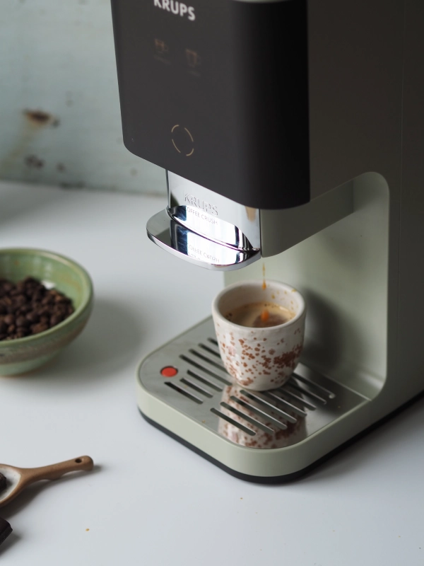 Kawa ze świeżo mielonych ziaren z ekspresu KRUPS Coffee Crush