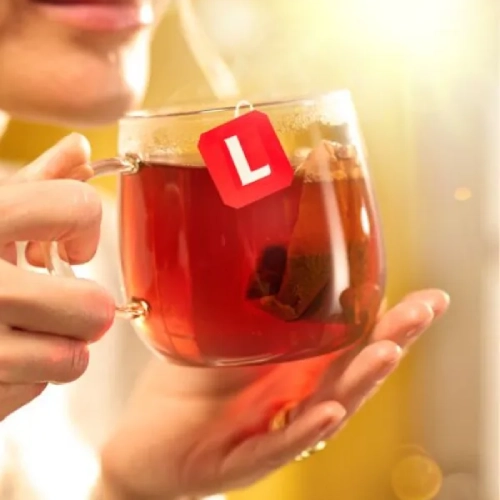 Czerwona zawieszka tea-bag z literą L