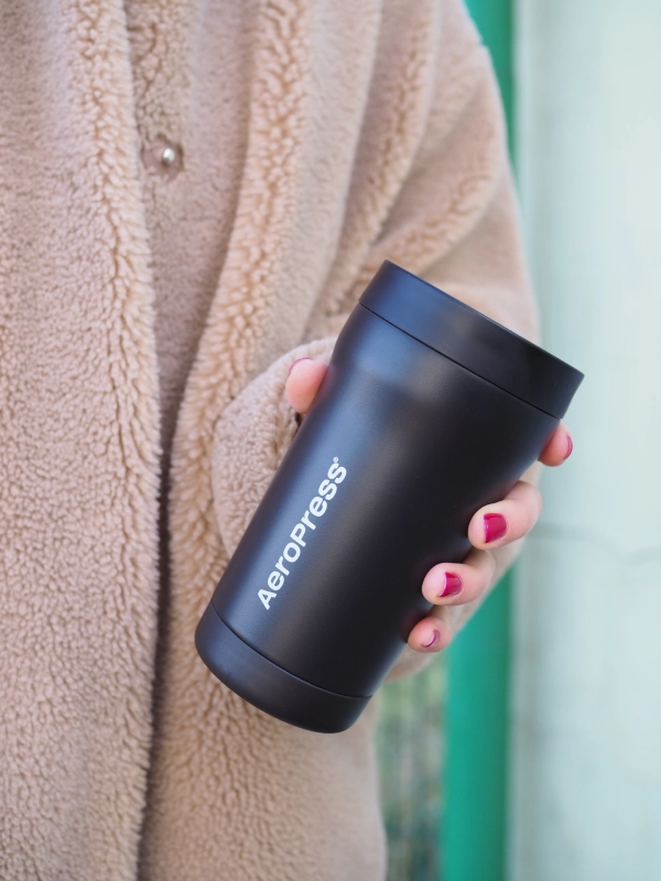 AeroPress Go Plus z kubkiem termicznym - zaparzacz do kawy z kubkiem