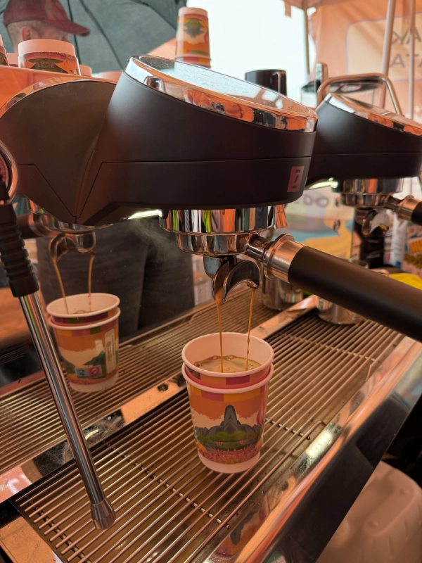 Parzenie kawy w ekspresie Raptor Izensso