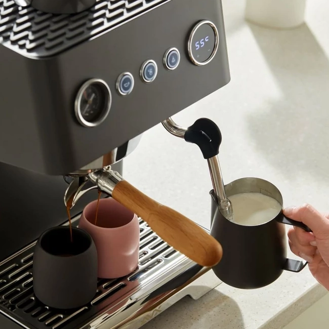 Jednoczesne parzenie espresso i spienianie mleka w ekspresie AVX HERO PRO-X