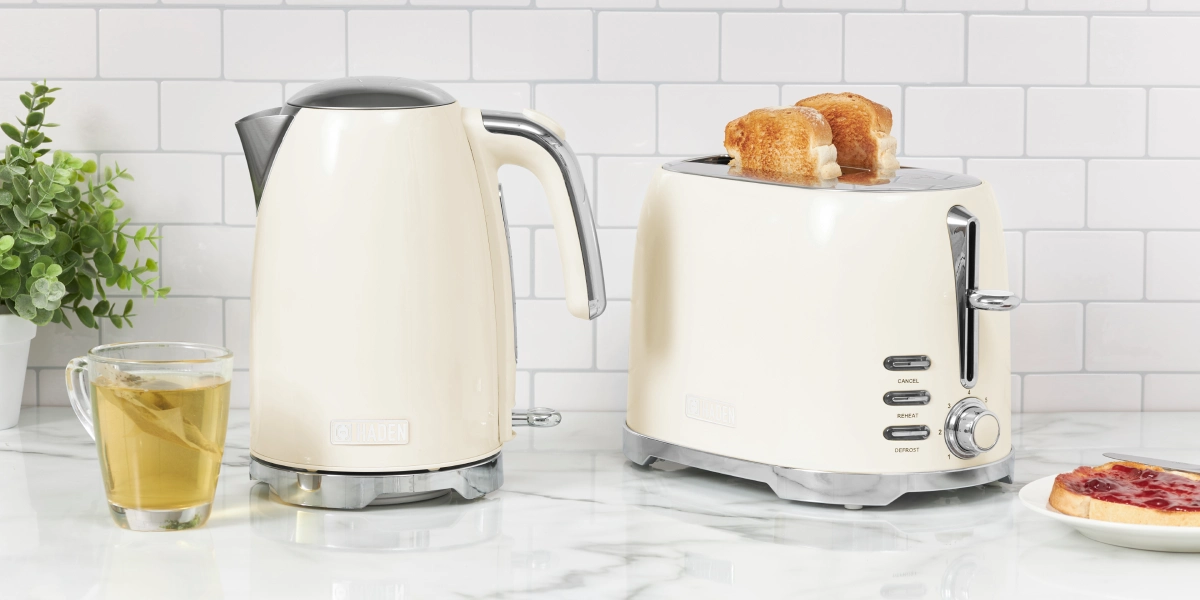 Kremowy czajnik Haden Brighton