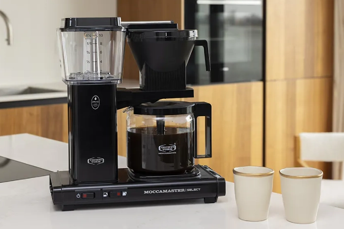 Moccamaster KBG Select Black podczas przygotowywania kawy