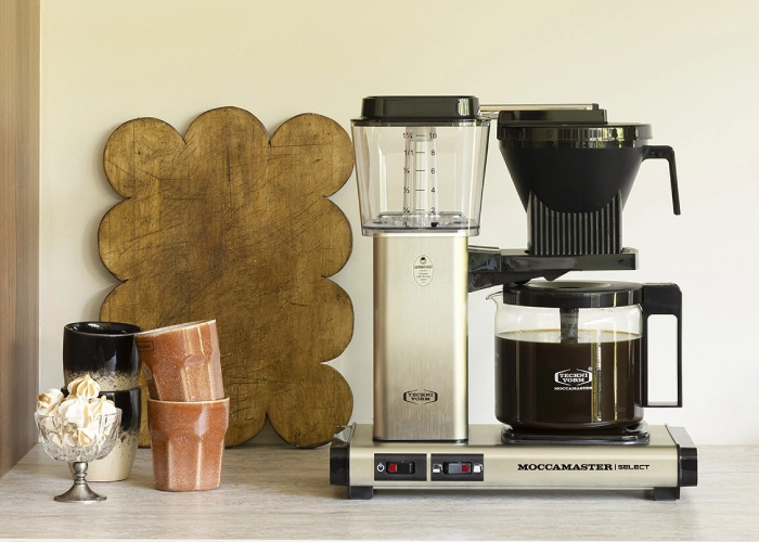 Moccamaster KBG Select Brushed Silver z przygotowaną kawą