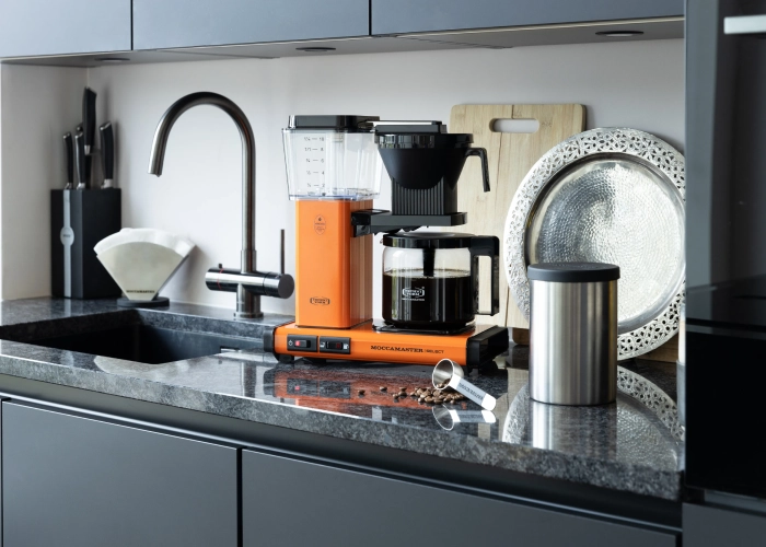Moccamaster KBG Select Orange w aranżacji kuchennej