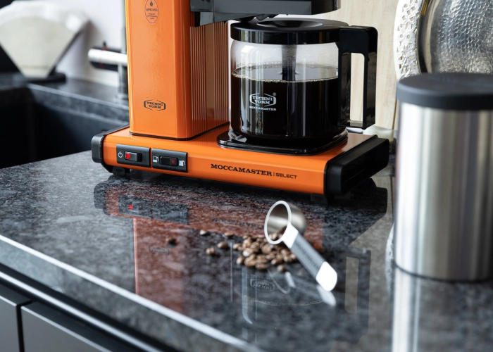 Moccamaster KBG Select Orange podczas parzenia kawy
