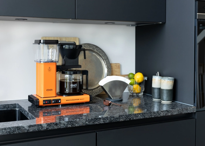 Moccamaster KBG Select Orange z przygotowaną kawą