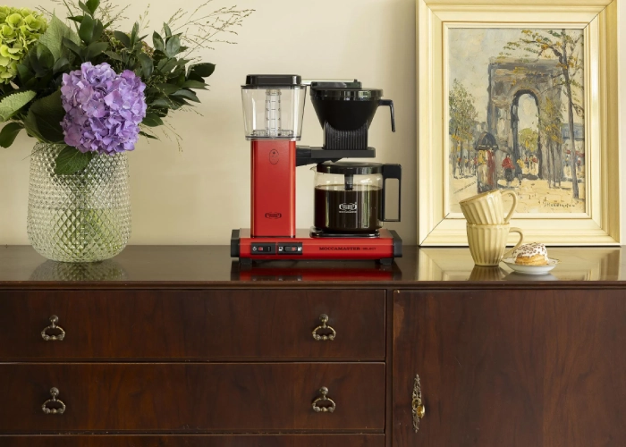 Moccamaster KBG Select Red podczas przygotowywania kawy