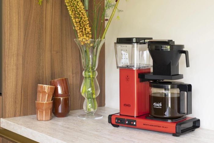 Moccamaster KBG Select Red w domowym wnętrzu