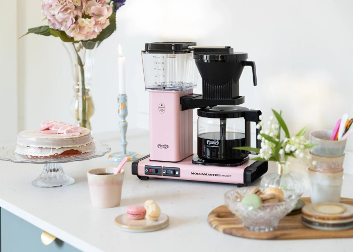 Moccamaster KBG Select Pink z przygotowaną kawą