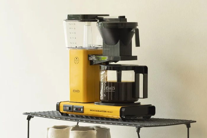 Moccamaster KBG Select Yellow Pepper w jasnej aranżacji stołowej