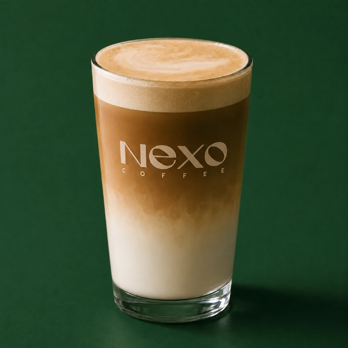 Warstwowe caffe latte w szklance NEXO Coffee