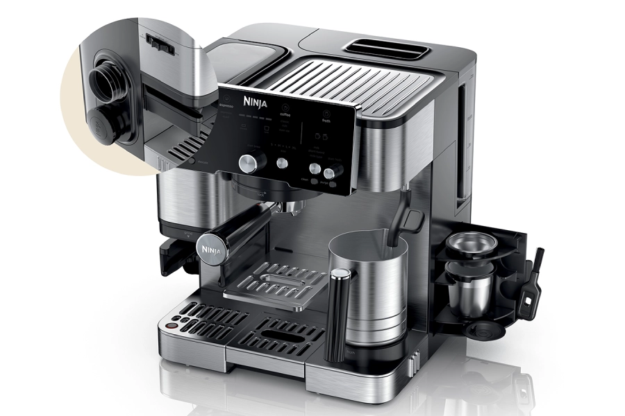 Podgrzewacz filiżanek i schowek w ekspresie Ninja Luxe Café Essential ES501EU
