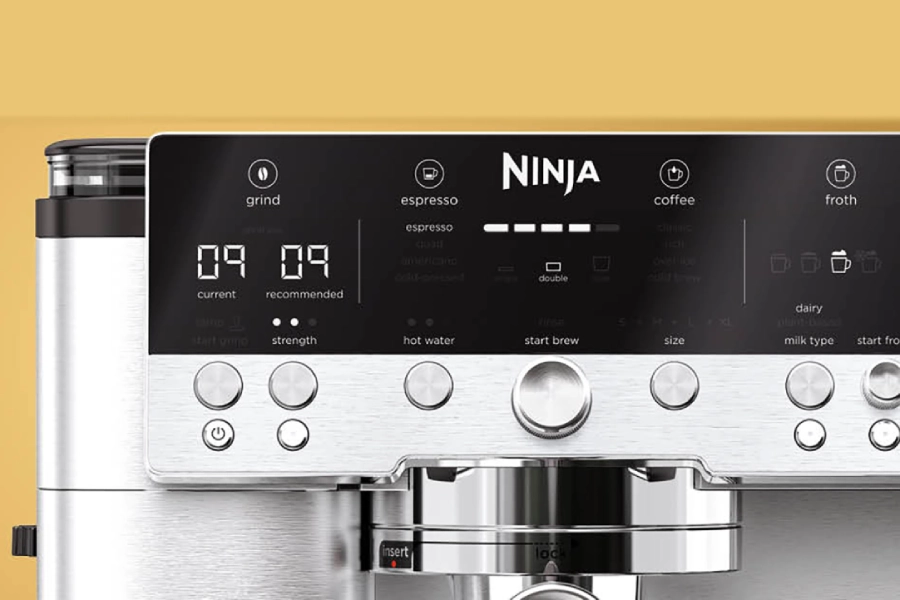 Parzenie kawy w ekspresie Ninja Luxe Café Premier ES601EUGM
