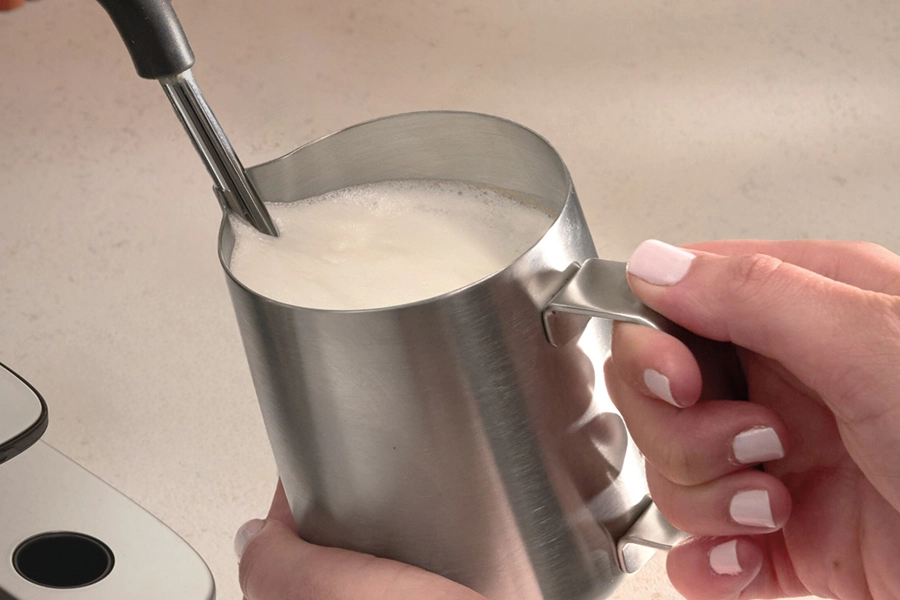 Ręczne spienianie mleka w Ninja Luxe Café MINI ES301EU