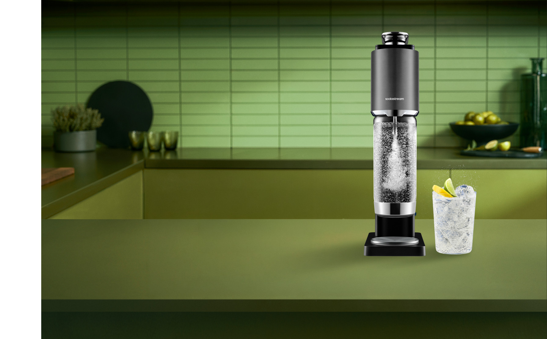 Czarny saturator Sodastream Fresh Plus z butelką i szklanką na kuchennym blacie