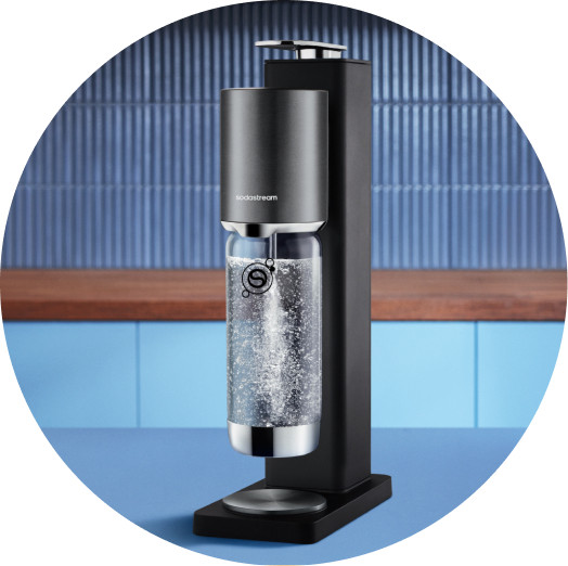 Czarny saturator Sodastream Fresh Plus na kuchennym blacie