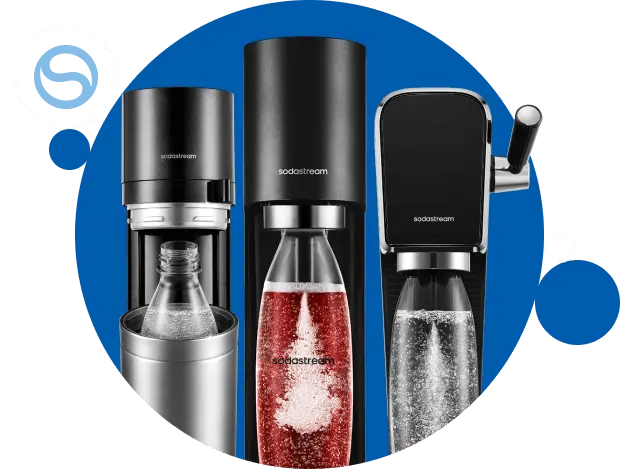 Trzy różne maszyny SodaStream do napojów gazowanych, ukazujące różne style i funkcje, ustawione w rządku.