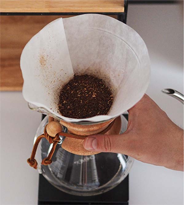 4 krok parzenia kawy w zaparzaczu Chemex