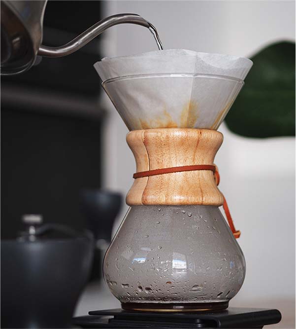 5 krok parzenia kawy w zaparzaczu Chemex