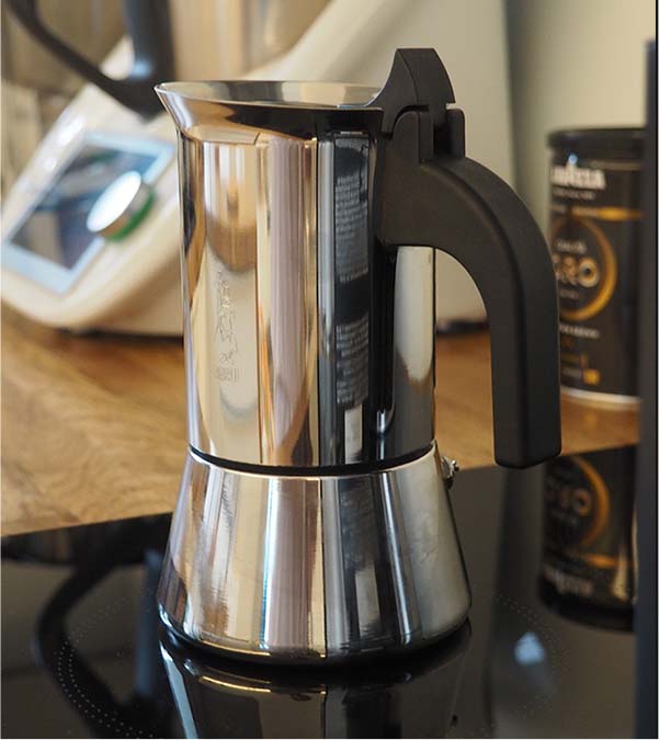 5 krok parzenia kawy w czajniczku Mokka