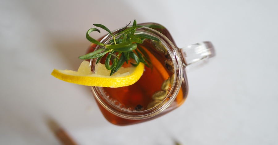 Jak zrobić herbatę na rozgrzanie i  przeziębienie? 