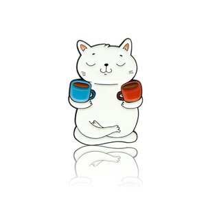 Przypinka - Kot z kubkami kawy