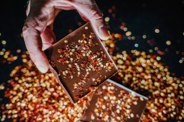 Czekolada ciemna Karmello dekorowana kruszonymi papryczkami chilli 50g