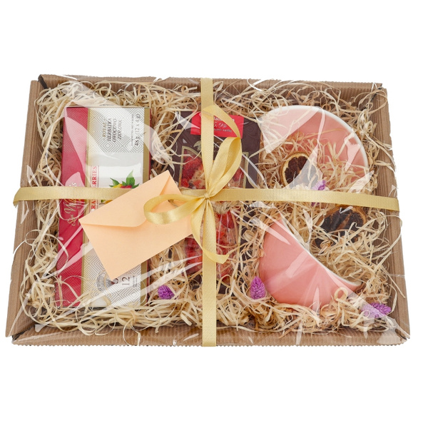 Zestaw prezentowy z różową filiżanką, herbatą i różową czekoladą