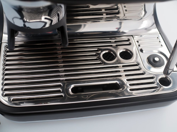 OUTLET - Ekspres do kawy Sage the Barista Touch™ Impress SES881BTR