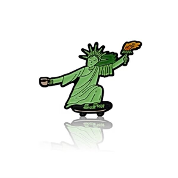 Przypinka - Statua Wolności z kawą