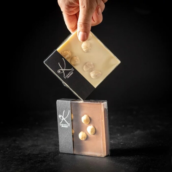 Czekolada biała Karmello z orzechami laskowymi 50g - NIEDOSTĘPNY