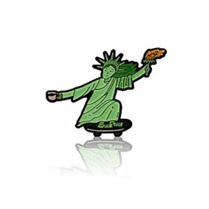 Przypinka - Statua Wolności z kawą