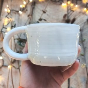 Ceramiczny kubek z uszkiem POTPOTSTUDIO - Carbon biały 380 ml