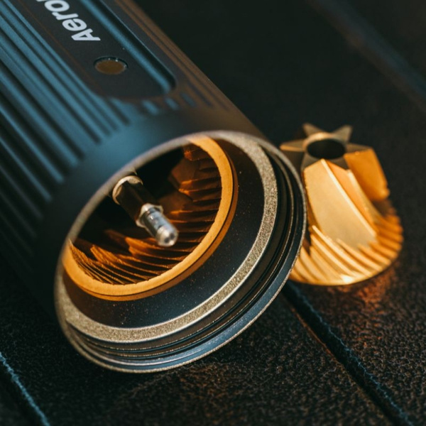 Młynek do kawy AeroPress - Szary