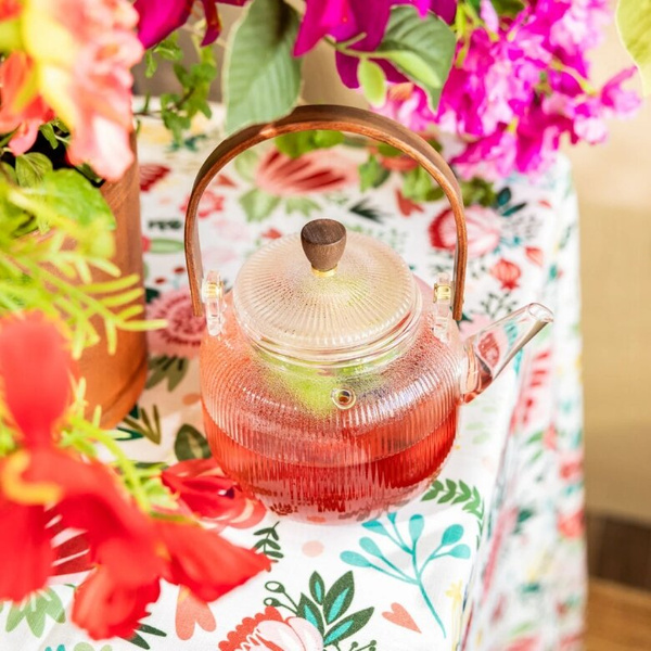 Szklany dzbanek Homla Corrie z drewnianą rączką 550 ml 