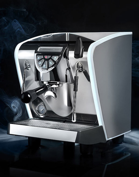 Ekspres do kawy Nuova Simonelli Musica Lux z podłączeniem do wody