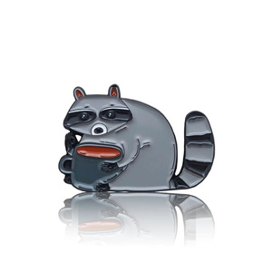 Przypinka - Szop z kubkiem kawy