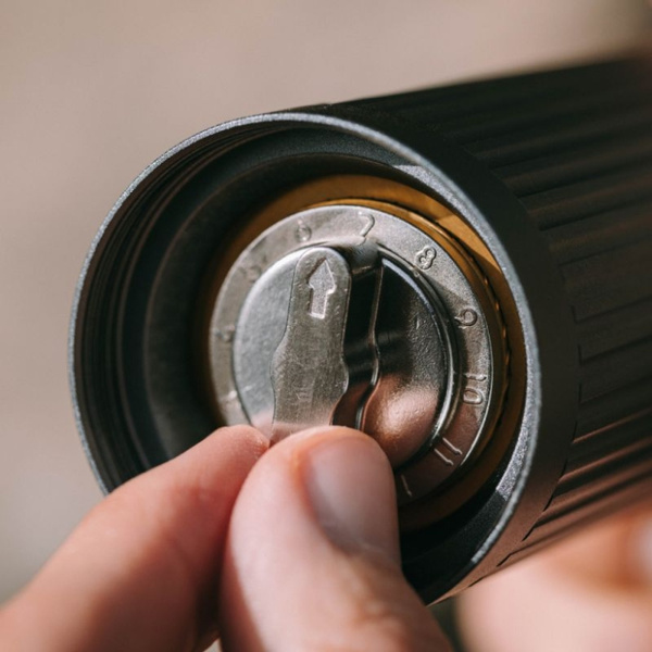 Młynek do kawy AeroPress - Szary