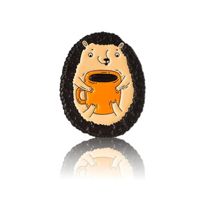 Przypinka - Jeżyk z kubkiem kawy