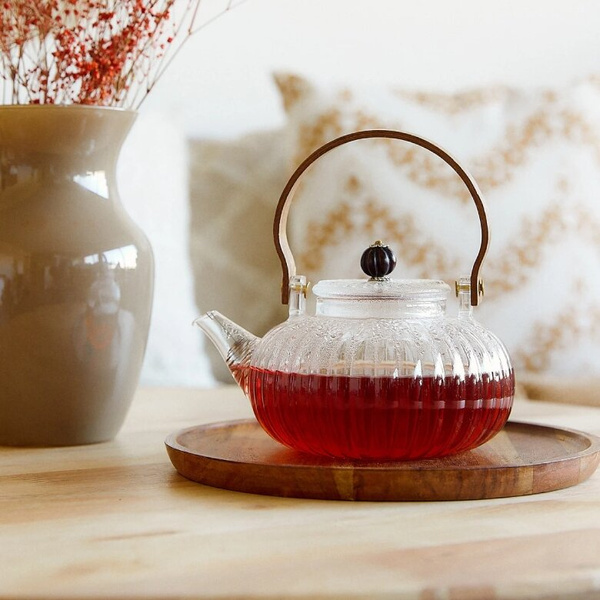 Szklany dzbanek Homla Corrie z drewnianą rączką 550 ml 