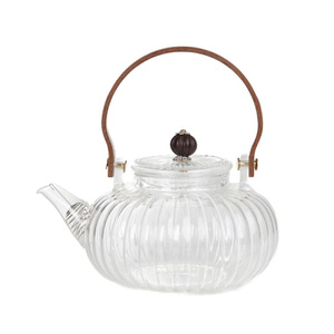 Szklany dzbanek Homla Corrie z drewnianą rączką 550 ml